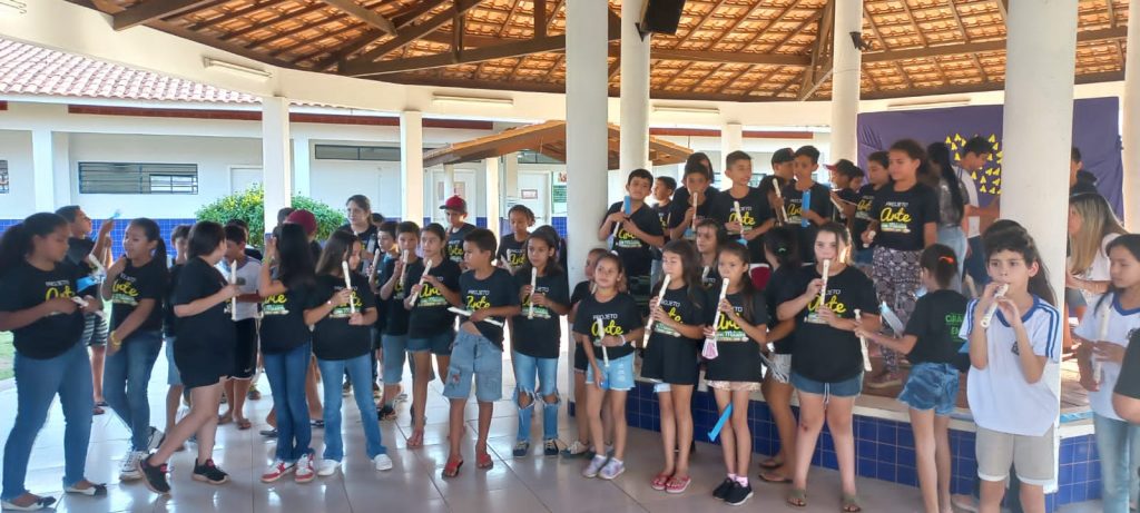 Em Caracol, projeto Arte com Música recebe 90 flautas da Cooperativa SICREDI