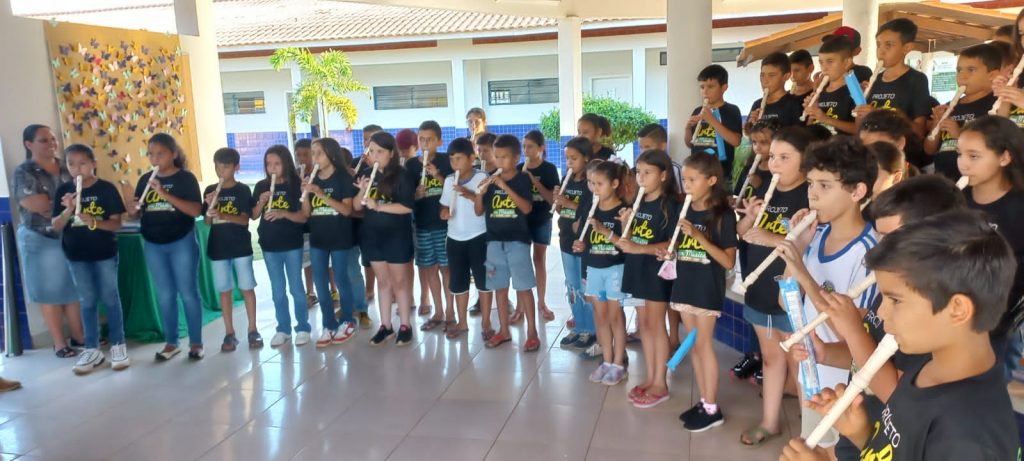 Em Caracol, projeto Arte com Música recebe 90 flautas da Cooperativa SICREDI