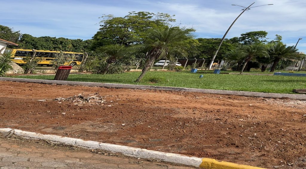 Neco Pagliosa comemora início da reforma da Praça Primeiro de Maio em Caracol Neco Pagliosa comemora início da reforma da Praça Primeiro de Maio em Caracol