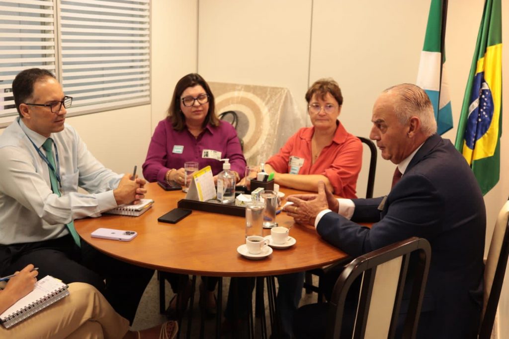 Simpática e atenciosa, senadora Soraya Thronicke recebe demandas de Caracol Simpática e atenciosa, senadora Soraya Thronicke recebe demandas de Caracol