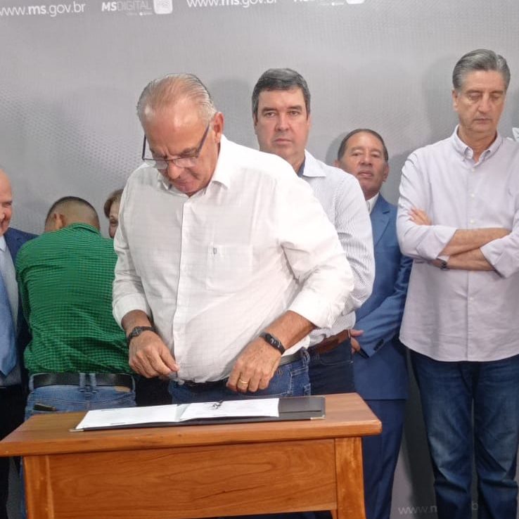 Direto de Campo Grande, prefeito Carlos Humberto Pagliosa assina convênio de ajuda emergencial com o Governo do Estado Direto de Campo Grande, prefeito Carlos Humberto Pagliosa assina convênio de ajuda emergencial com o Governo do Estado