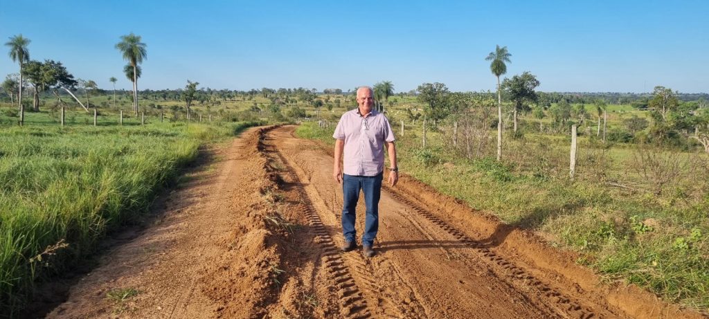 Prefeito Carlos Humberto Pagliosa acompanha serviços de recuperação de estradas na região das fazendas Itaruquê e Bocajá