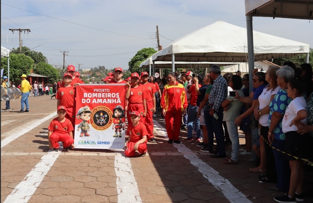 Grande público comparece ao desfile da Independência do Brasil em Caracol Grande público comparece ao desfile da Independência do Brasil em Caracol
