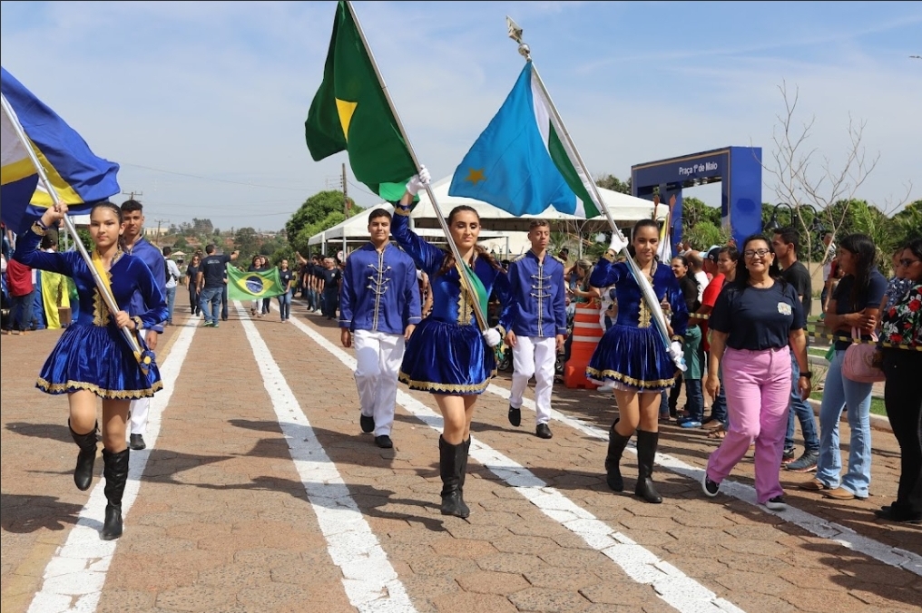 Grande público comparece ao desfile da Independência do Brasil em Caracol Grande público comparece ao desfile da Independência do Brasil em Caracol