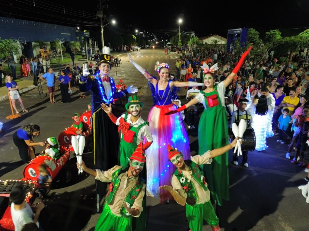 Abertura do Natal de Luzes de Caracol reuniu população em massa na Praça 1° de Maio