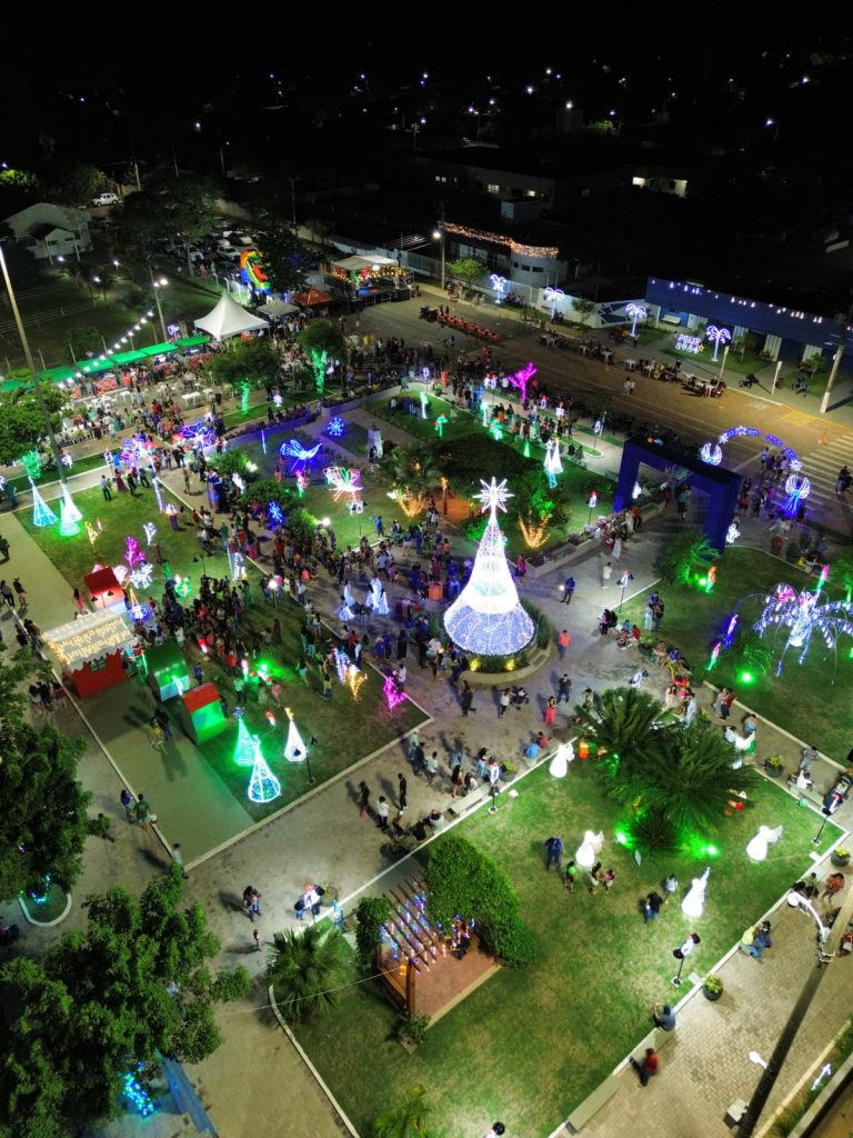 Abertura do Natal de Luzes de Caracol reuniu população em massa na Praça 1° de Maio