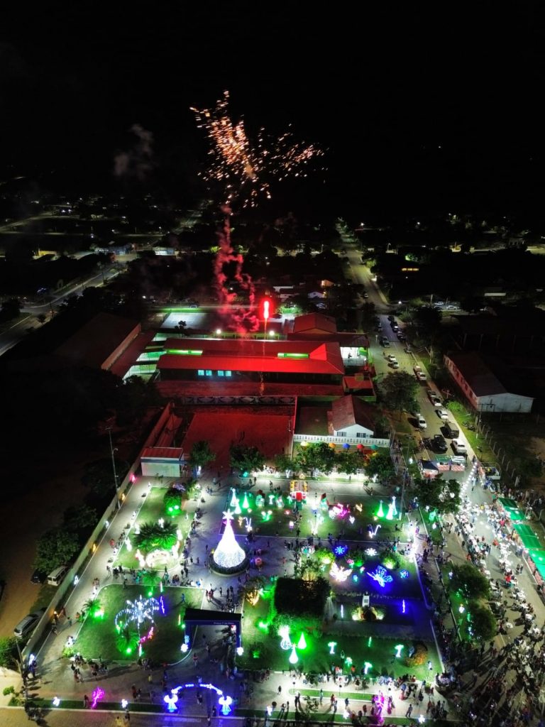Abertura do Natal de Luzes de Caracol reuniu população em massa na Praça 1° de Maio