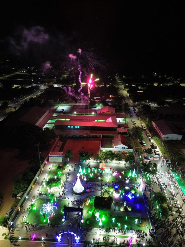 Abertura do Natal de Luzes de Caracol reuniu população em massa na Praça 1° de Maio