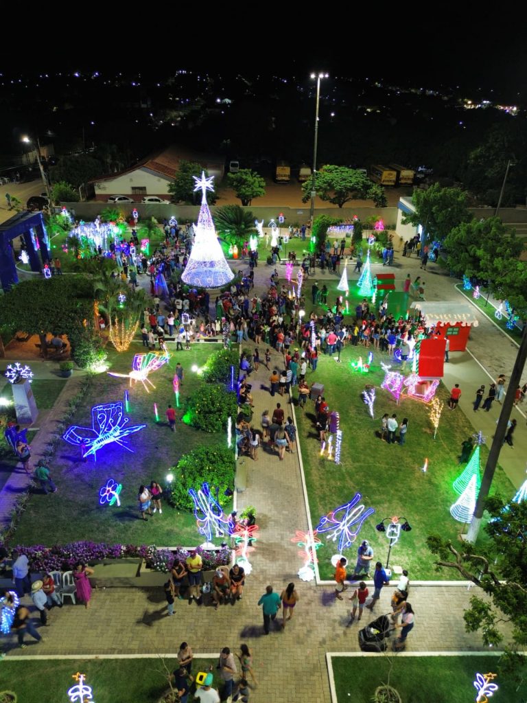 Abertura do Natal de Luzes de Caracol reuniu população em massa na Praça 1° de Maio
