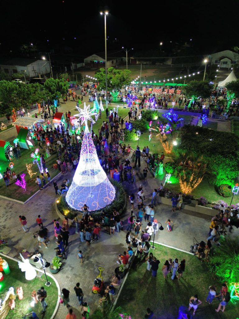Abertura do Natal de Luzes de Caracol reuniu população em massa na Praça 1° de Maio