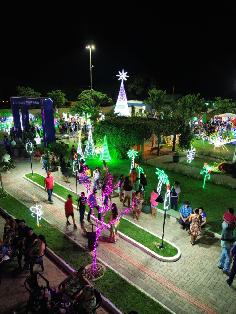 Abertura do Natal de Luzes de Caracol reuniu população em massa na Praça 1° de Maio