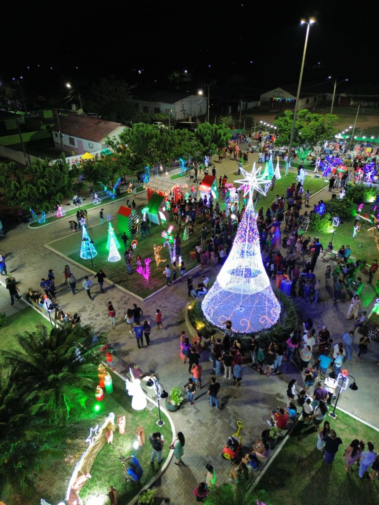 Abertura do Natal de Luzes de Caracol reuniu população em massa na Praça 1° de Maio