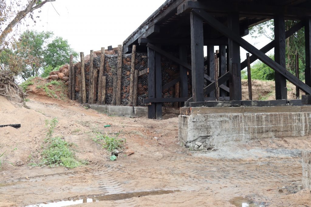 Produtores rurais e Prefeitura de Caracol reconstroem ponte sobre o Córrego Santa Maria