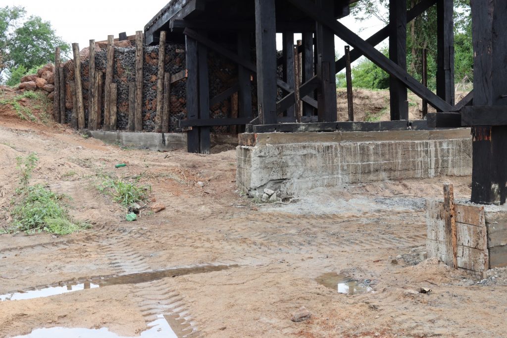 Produtores rurais e Prefeitura de Caracol reconstroem ponte sobre o Córrego Santa Maria