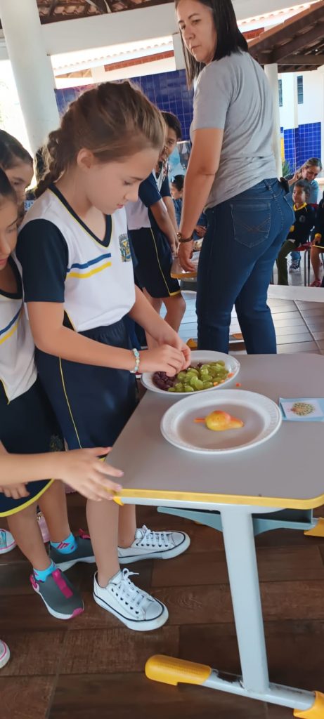 Alunos da Escola Municipal Joaquim Antônio dos Santos participam do projeto Alimentação Saudável