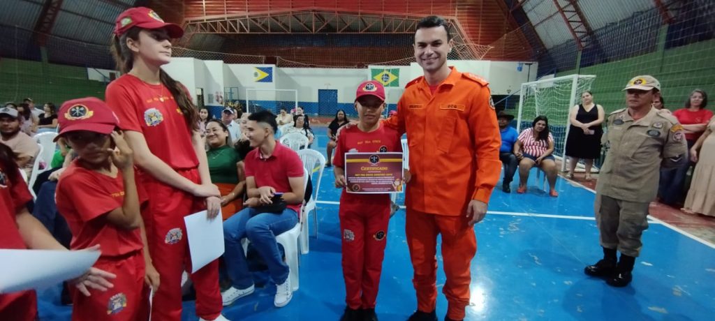 Projeto Bombeiros do Amanhã forma jovens cidadãos em Caracol