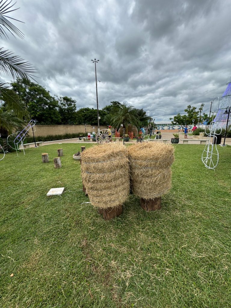 Papai Noel chega em cima de touro e tocando berrante na Abertura do Natal de Luzes em Caracol