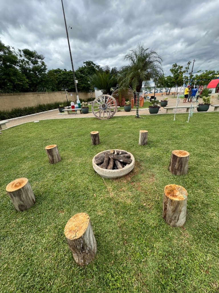 Papai Noel chega em cima de touro e tocando berrante na Abertura do Natal de Luzes em Caracol