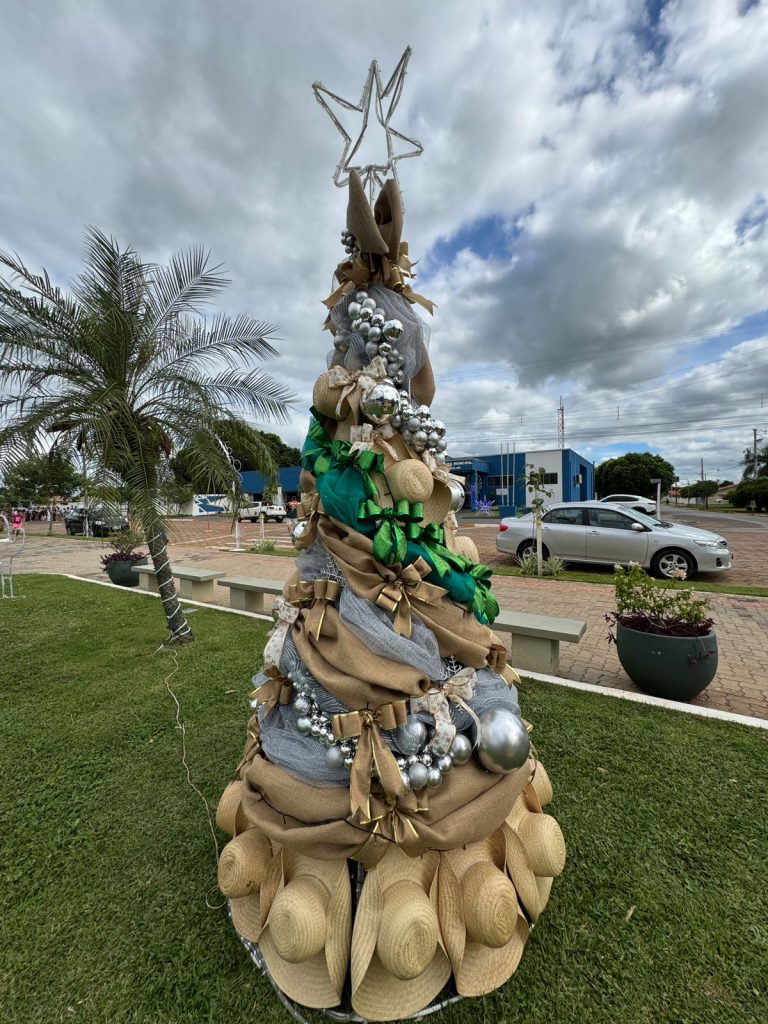 Papai Noel chega em cima de touro e tocando berrante na Abertura do Natal de Luzes em Caracol