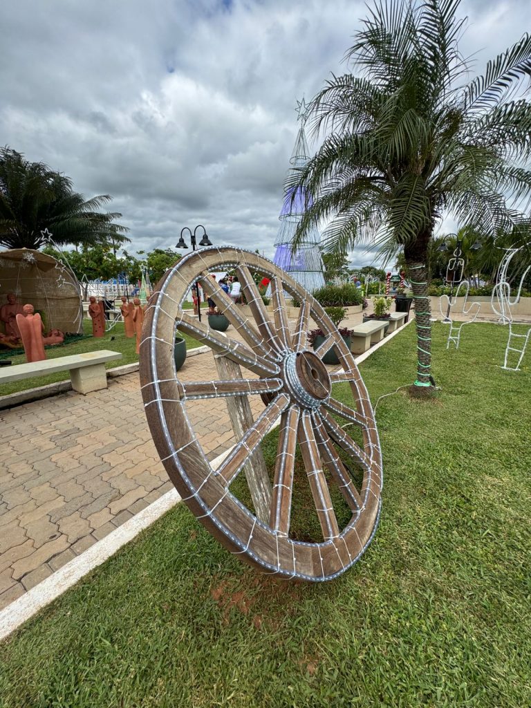 Papai Noel chega em cima de touro e tocando berrante na Abertura do Natal de Luzes em Caracol