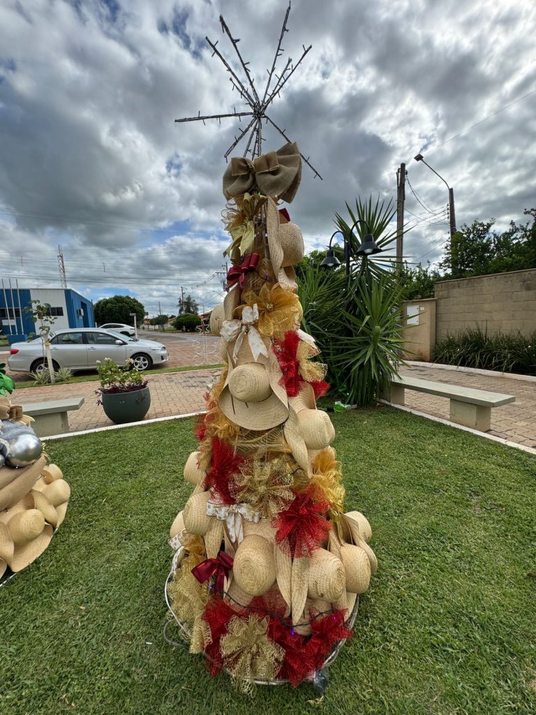 Papai Noel chega em cima de touro e tocando berrante na Abertura do Natal de Luzes em Caracol