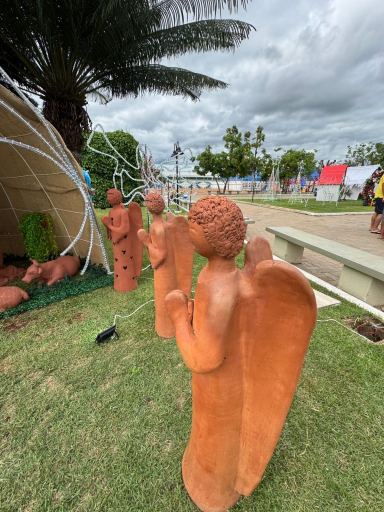 Papai Noel chega em cima de touro e tocando berrante na Abertura do Natal de Luzes em Caracol