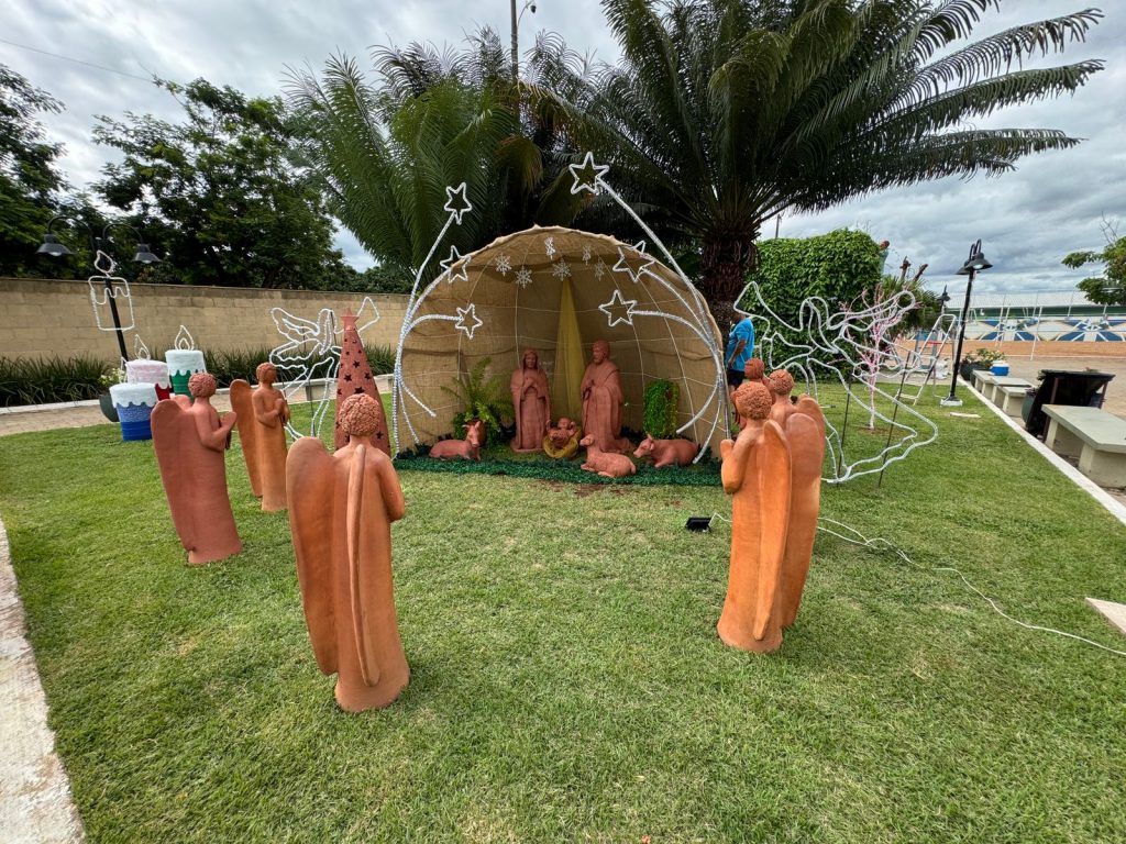 Papai Noel chega em cima de touro e tocando berrante na Abertura do Natal de Luzes em Caracol