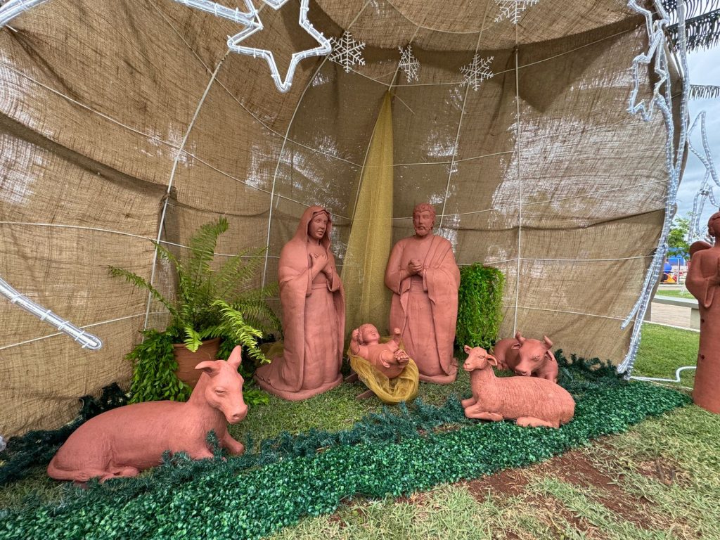 Papai Noel chega em cima de touro e tocando berrante na Abertura do Natal de Luzes em Caracol