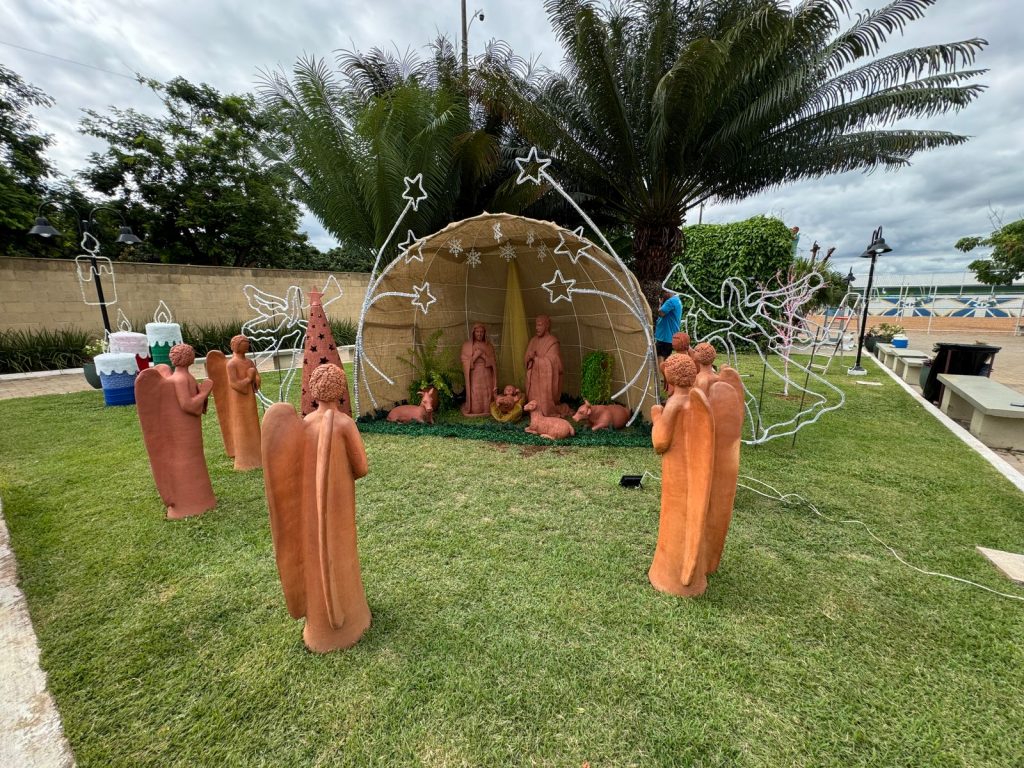 Papai Noel chega em cima de touro e tocando berrante na Abertura do Natal de Luzes em Caracol