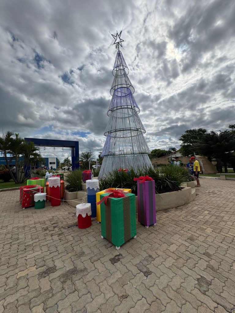 Papai Noel chega em cima de touro e tocando berrante na Abertura do Natal de Luzes em Caracol