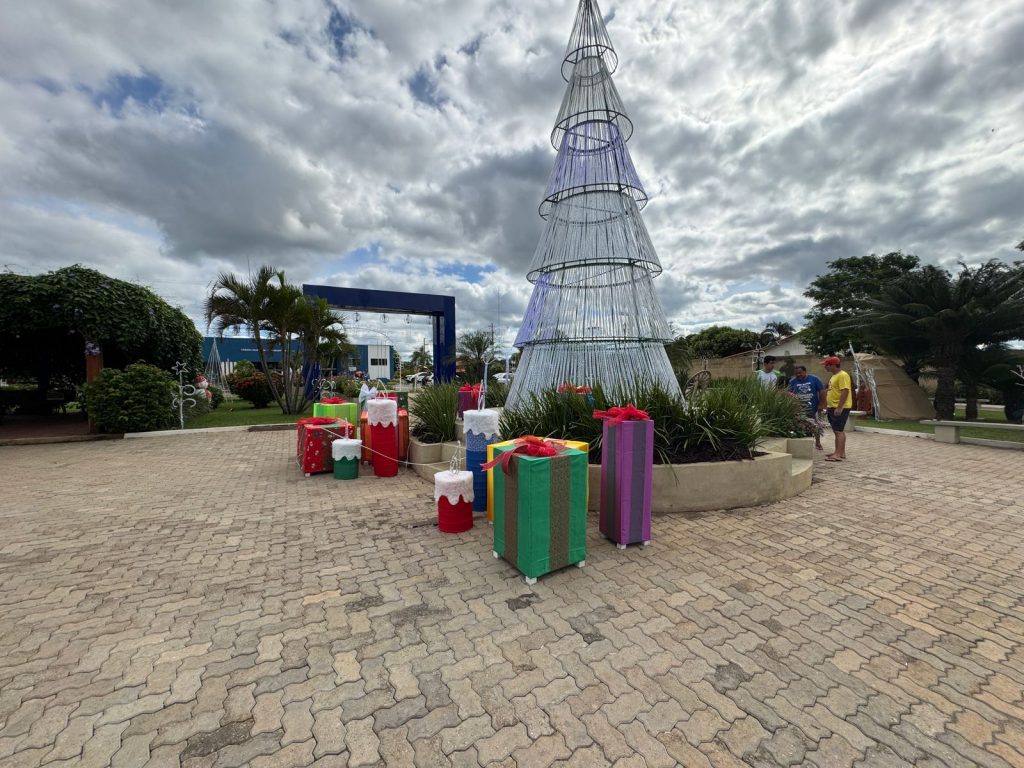 Papai Noel chega em cima de touro e tocando berrante na Abertura do Natal de Luzes em Caracol