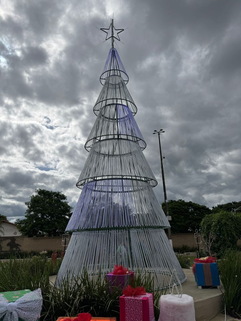 Papai Noel chega em cima de touro e tocando berrante na Abertura do Natal de Luzes em Caracol