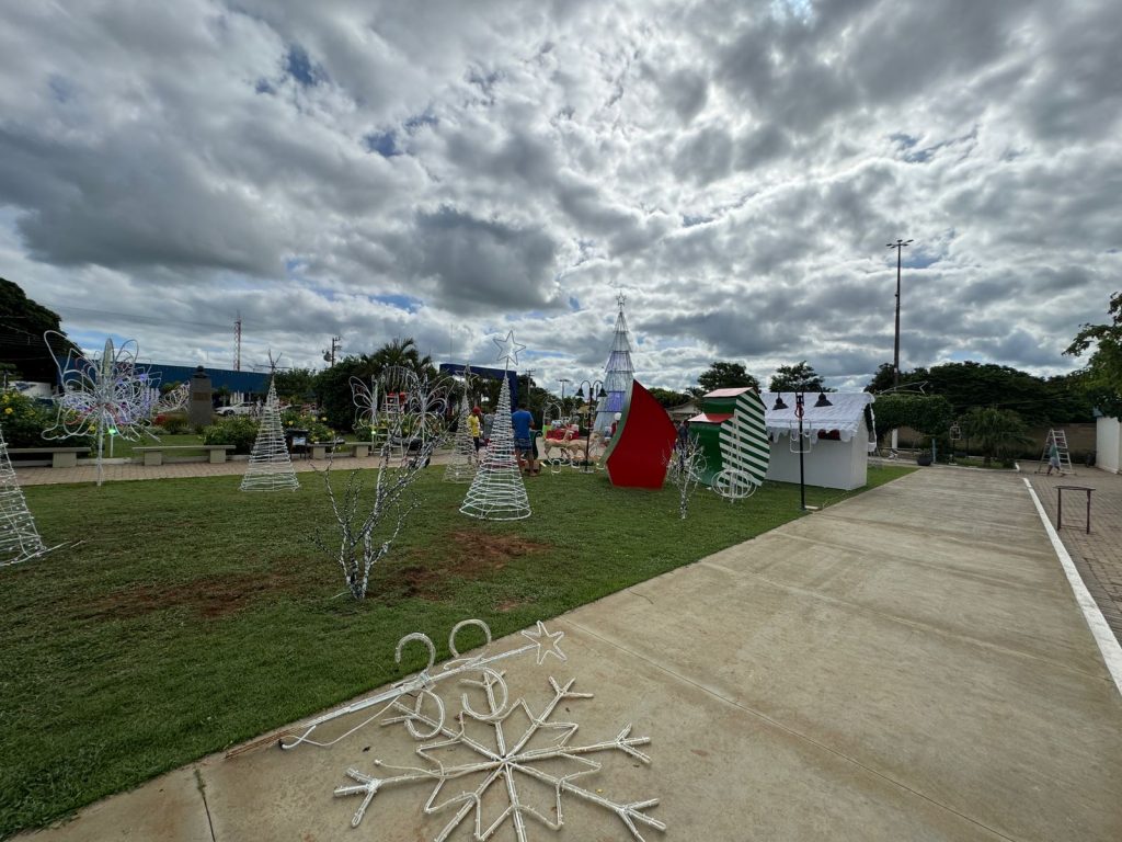 Papai Noel chega em cima de touro e tocando berrante na Abertura do Natal de Luzes em Caracol