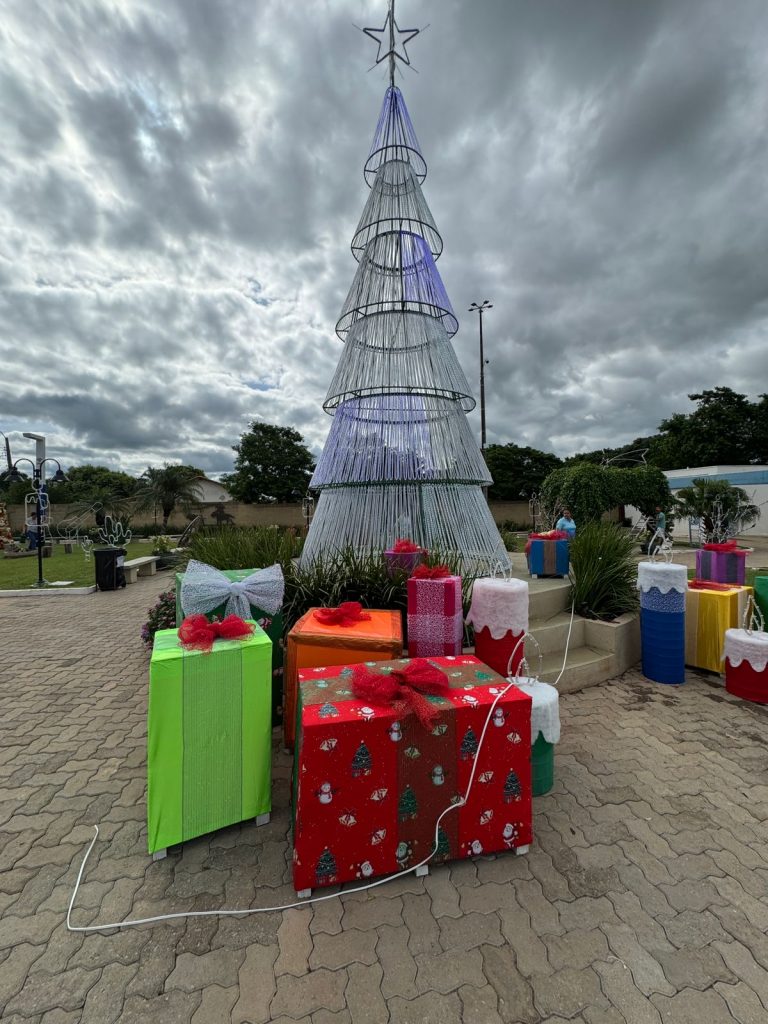 Papai Noel chega em cima de touro e tocando berrante na Abertura do Natal de Luzes em Caracol