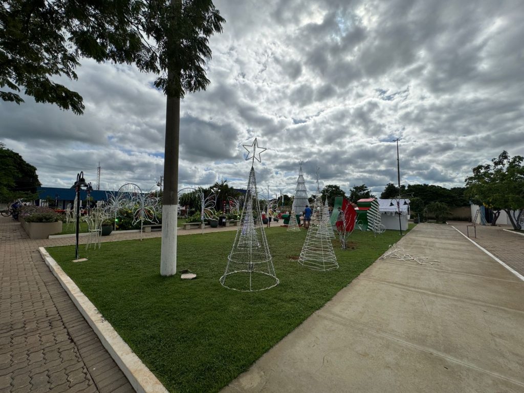 Papai Noel chega em cima de touro e tocando berrante na Abertura do Natal de Luzes em Caracol