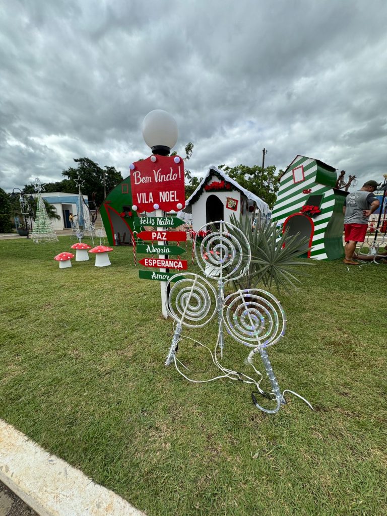 Papai Noel chega em cima de touro e tocando berrante na Abertura do Natal de Luzes em Caracol