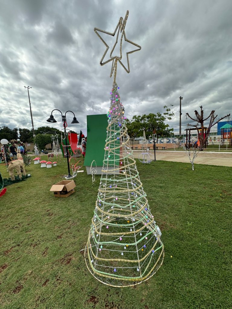 Papai Noel chega em cima de touro e tocando berrante na Abertura do Natal de Luzes em Caracol