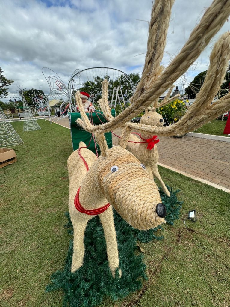 Papai Noel chega em cima de touro e tocando berrante na Abertura do Natal de Luzes em Caracol