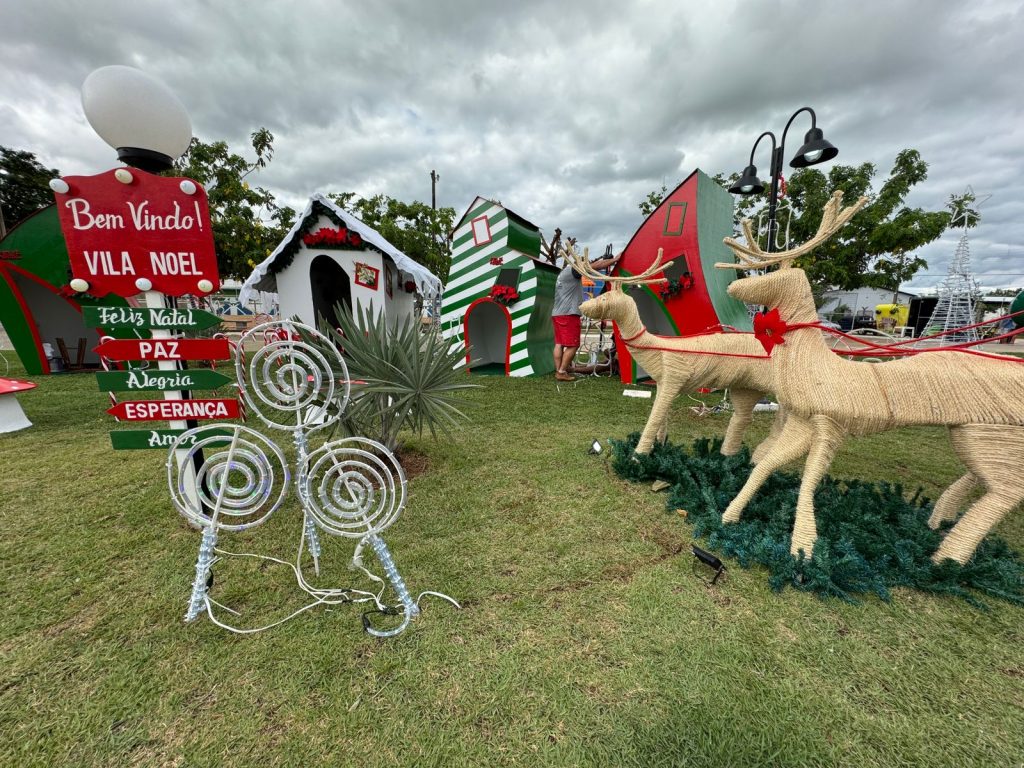 Papai Noel chega em cima de touro e tocando berrante na Abertura do Natal de Luzes em Caracol