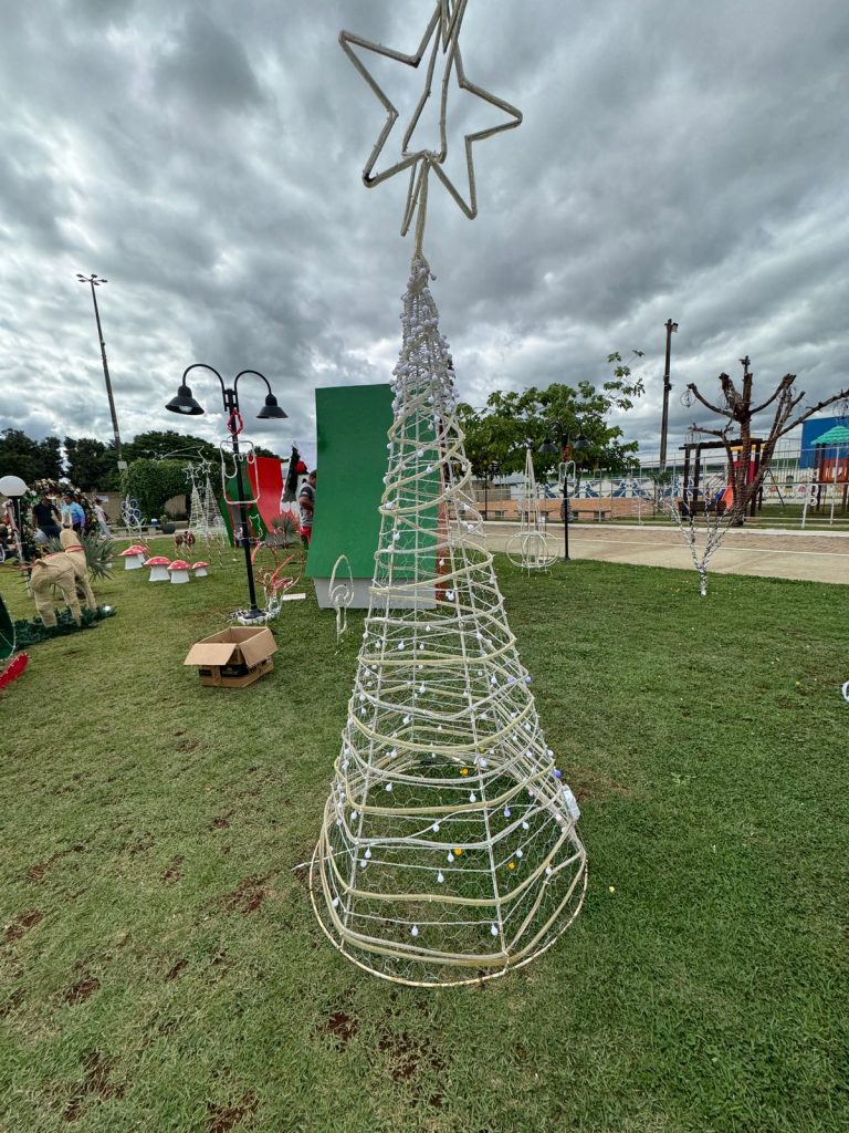 Papai Noel chega em cima de touro e tocando berrante na Abertura do Natal de Luzes em Caracol