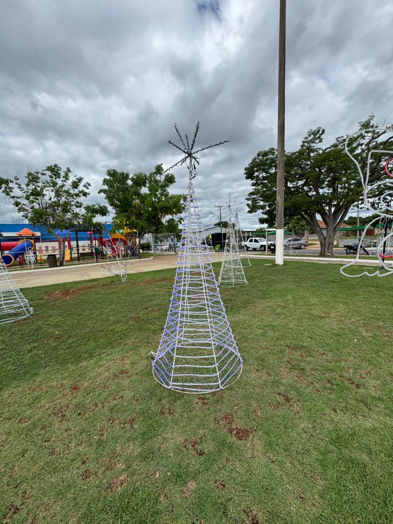 Papai Noel chega em cima de touro e tocando berrante na Abertura do Natal de Luzes em Caracol