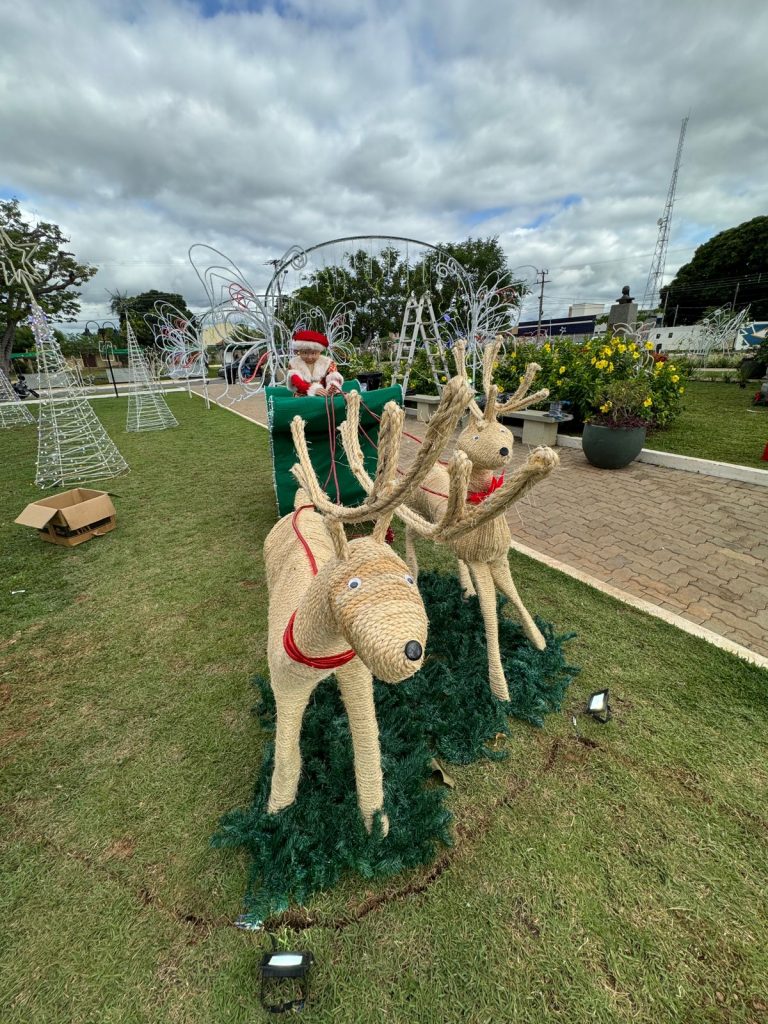 Papai Noel chega em cima de touro e tocando berrante na Abertura do Natal de Luzes em Caracol