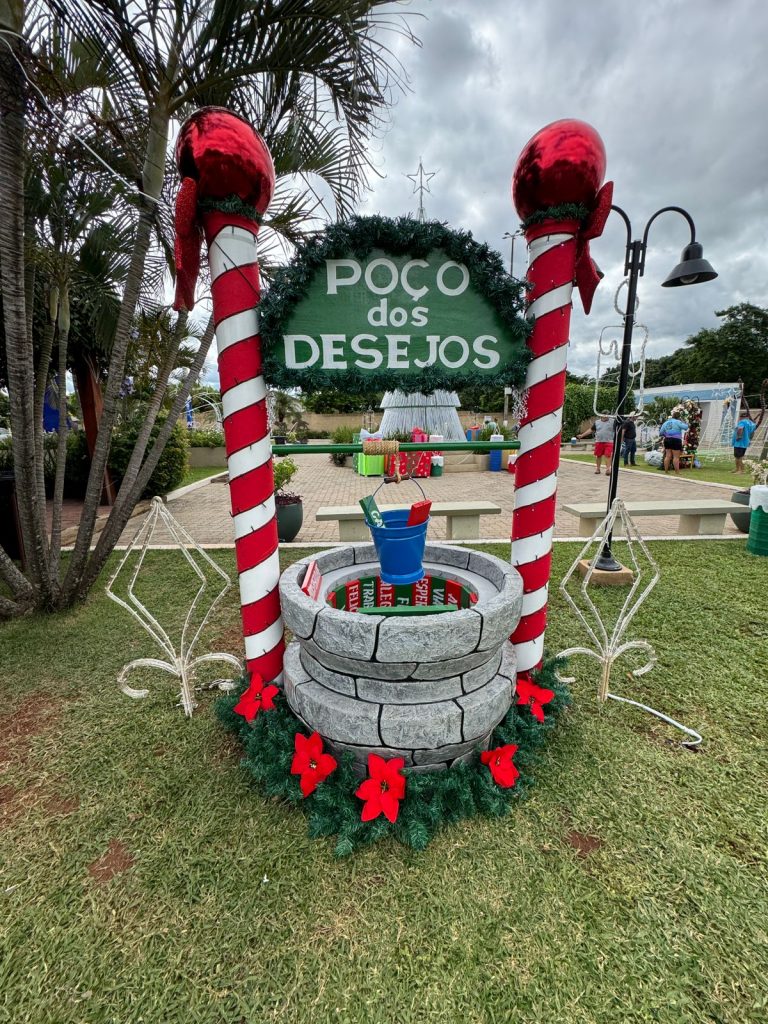 Papai Noel chega em cima de touro e tocando berrante na Abertura do Natal de Luzes em Caracol