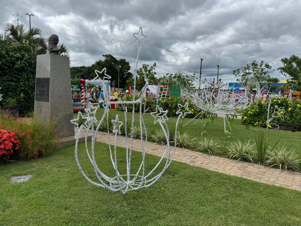 Papai Noel chega em cima de touro e tocando berrante na Abertura do Natal de Luzes em Caracol