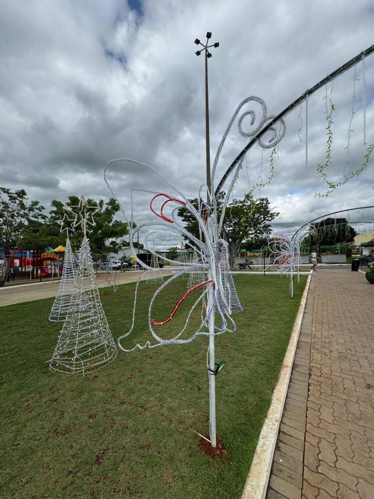 Papai Noel chega em cima de touro e tocando berrante na Abertura do Natal de Luzes em Caracol