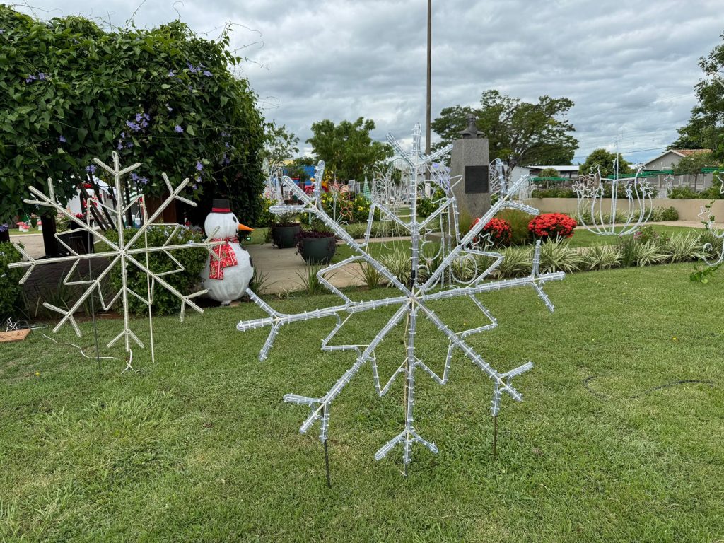 Papai Noel chega em cima de touro e tocando berrante na Abertura do Natal de Luzes em Caracol