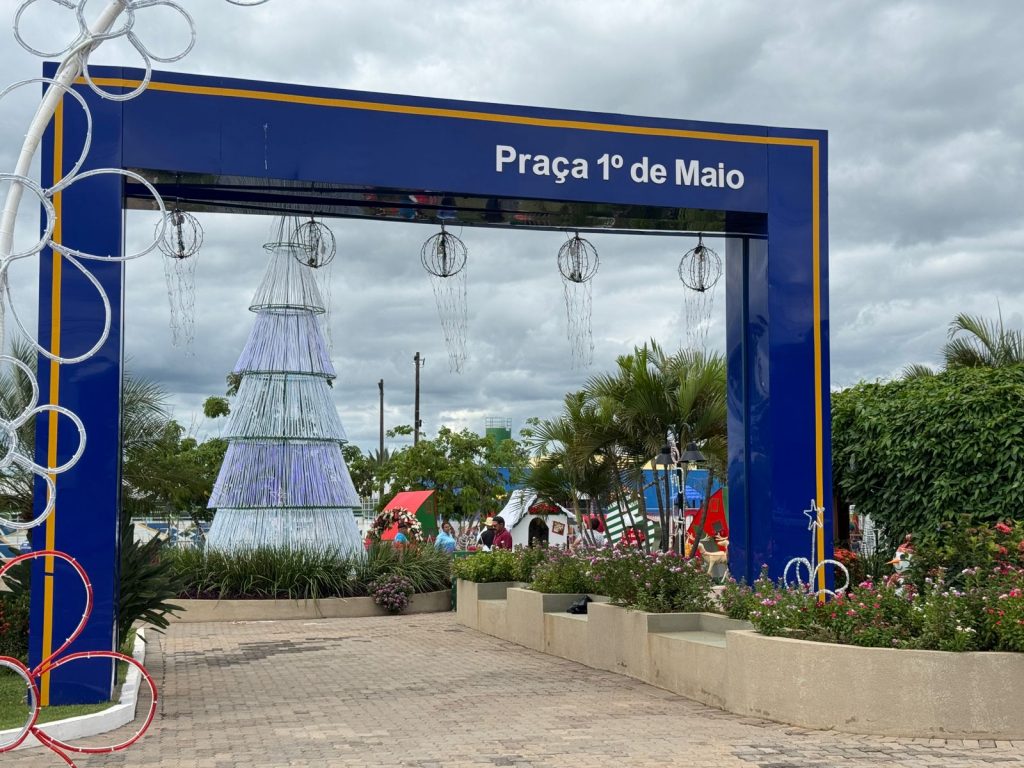 Papai Noel chega em cima de touro e tocando berrante na Abertura do Natal de Luzes em Caracol