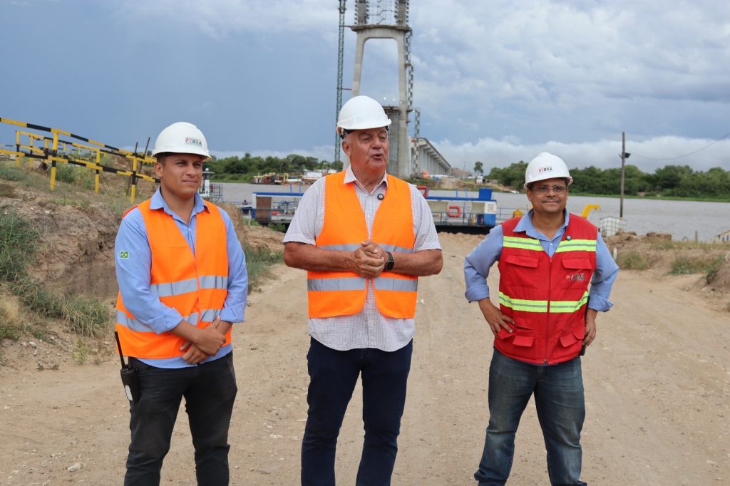 Prefeito Carlos Humberto Pagliosa acompanha avanço das obras da ponte da Rota Bioceânica em Porto Murtinho