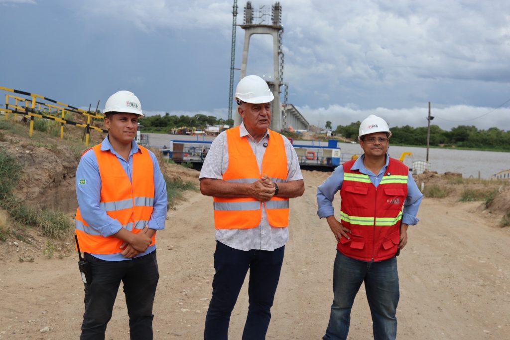 Prefeito Carlos Humberto Pagliosa acompanha avanço das obras da ponte da Rota Bioceânica em Porto Murtinho