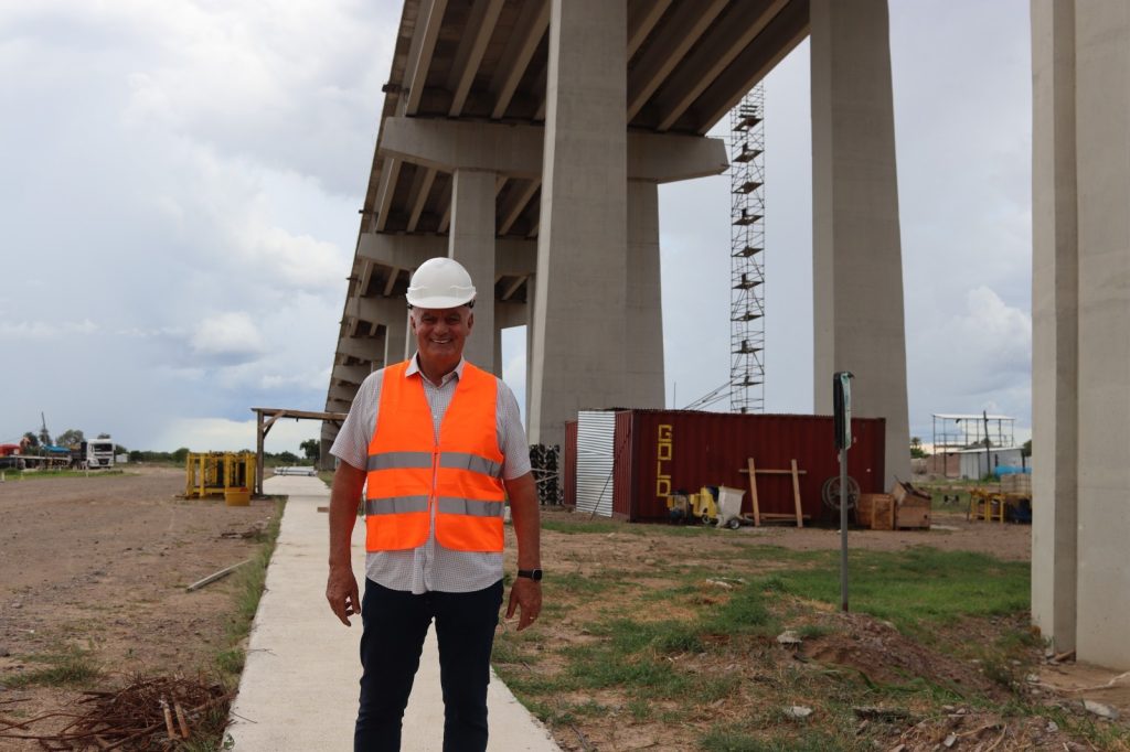 Prefeito Carlos Humberto Pagliosa acompanha avanço das obras da ponte da Rota Bioceânica em Porto Murtinho